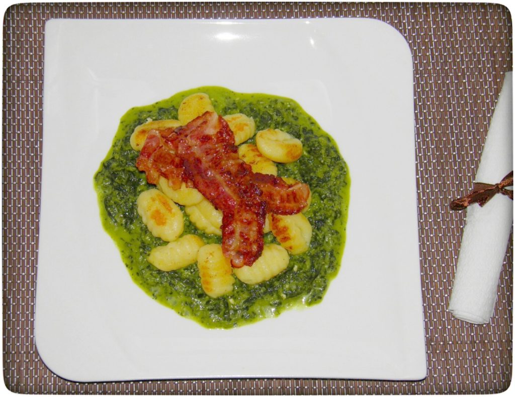 Gebratene-Bacon-Gnocchi-auf-Spinatbett